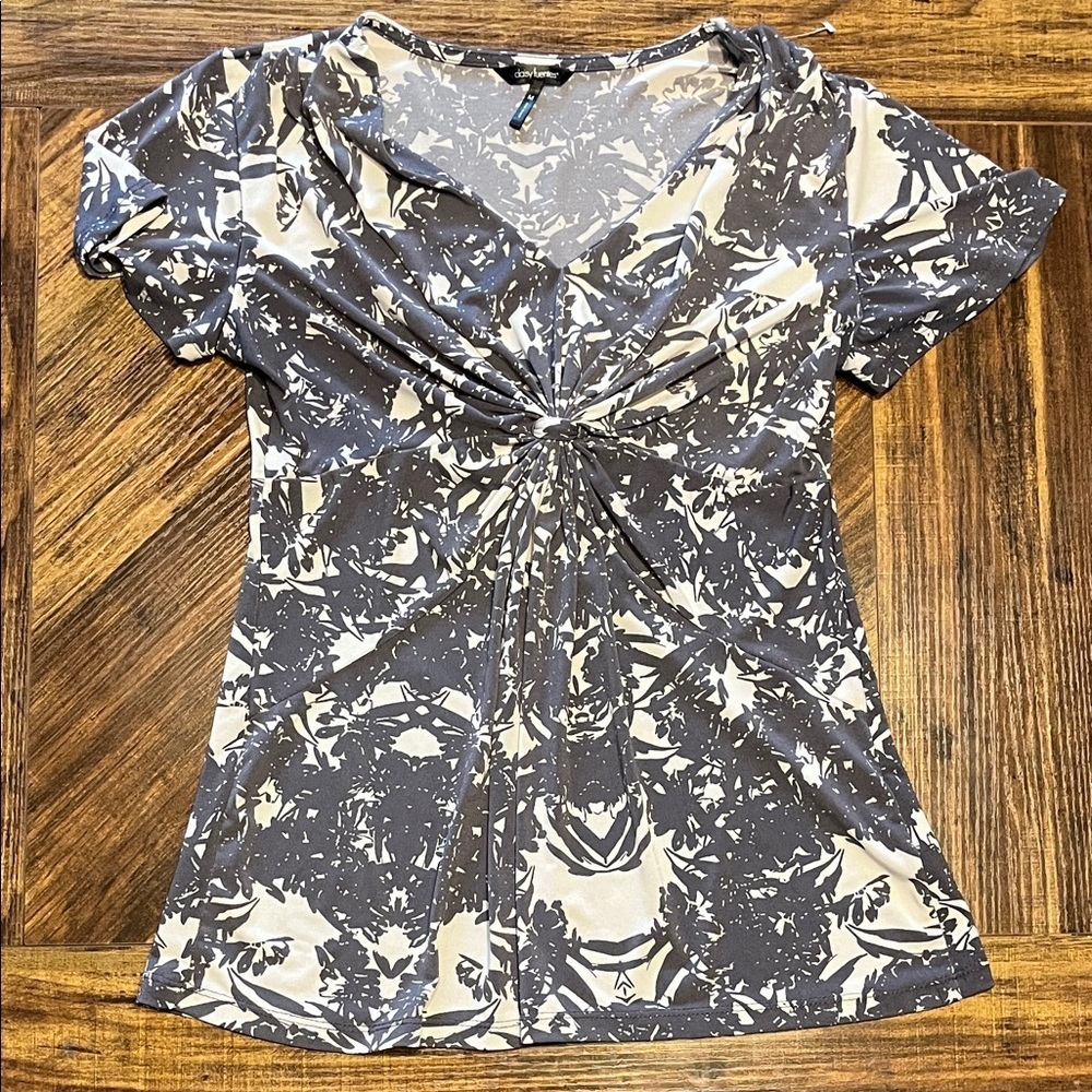 Daisy Fuentes Elegant Gray and Cream Patterned Blouse